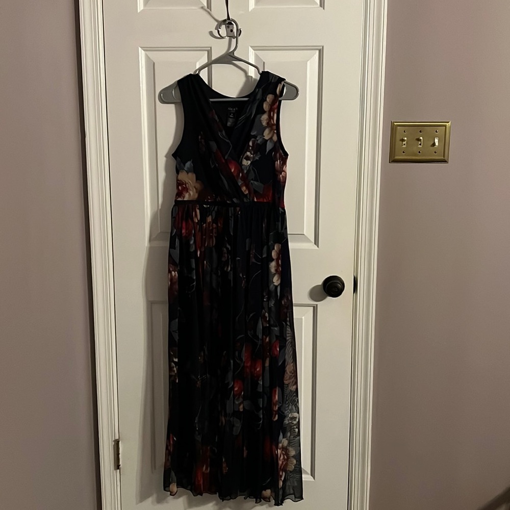 Gorgeous navy blue floral strapless dress. Great for weddings & special events!